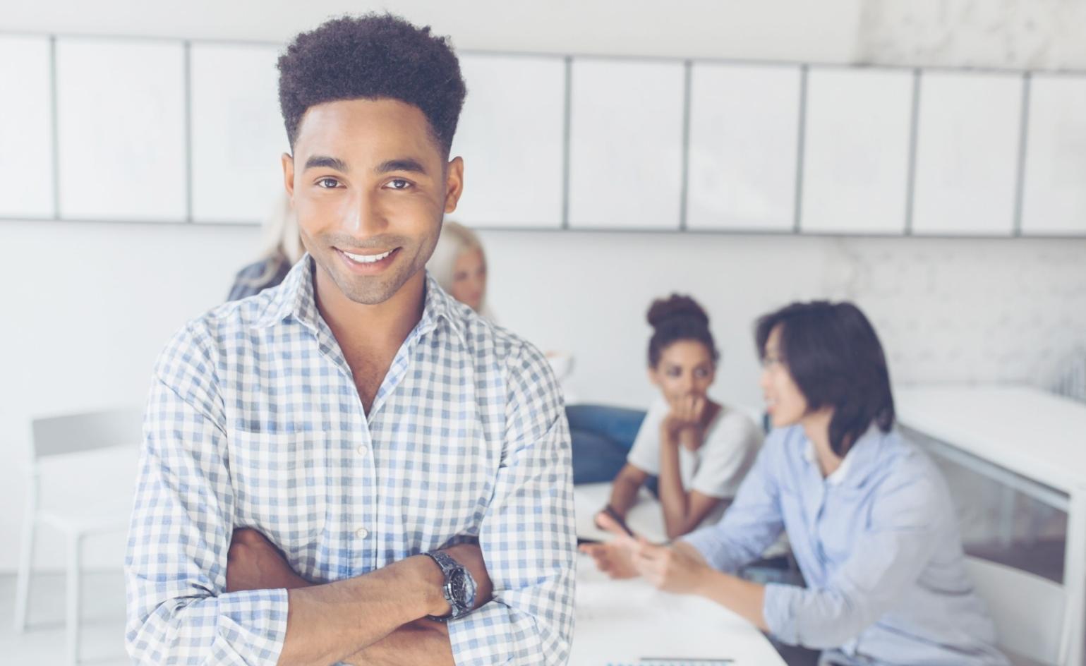 Vue d'ensemble d'un espace de travail organisé avec documents financiers