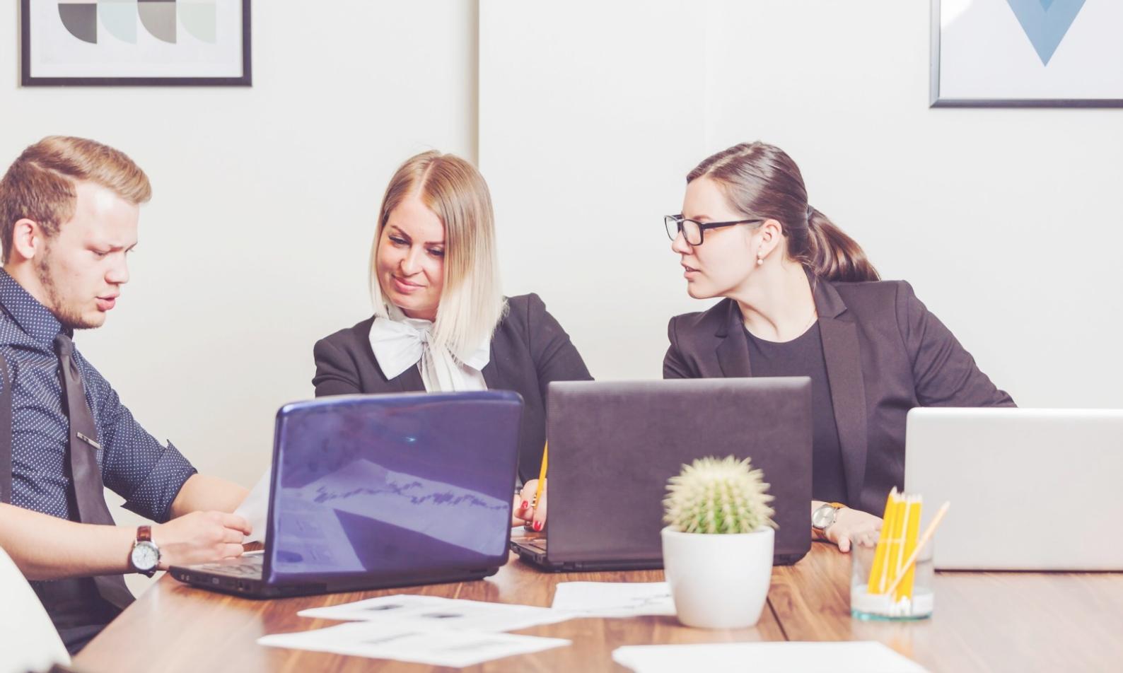 Personne consultant ses relevés financiers dans un environnement calme